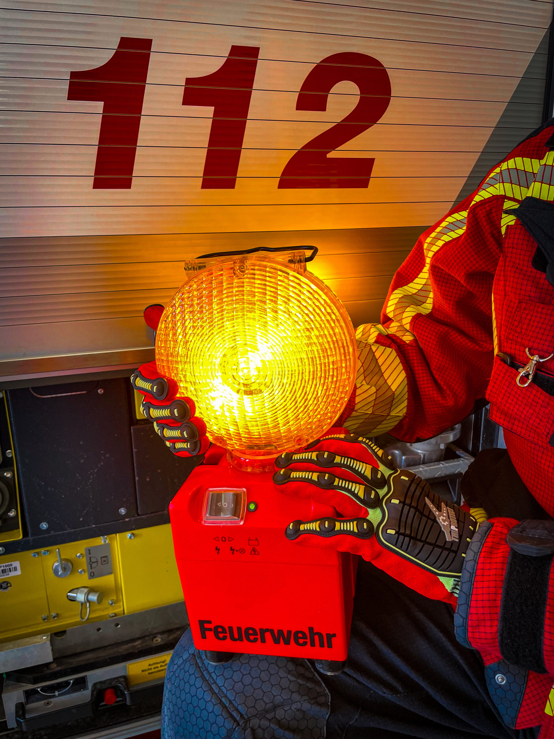 THL Handschuhe im Einsatz Feuerwehr TH Handschuhe im Einsatz, egal ob Tag oder Nacht.